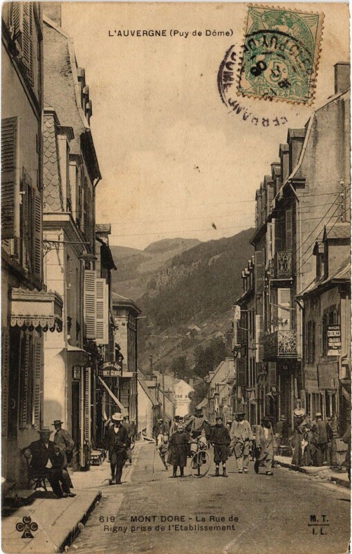 Carte postale ancienne Mont-Dore La Rue de Rigny prise de l'Etablissement France à Mont-Dore