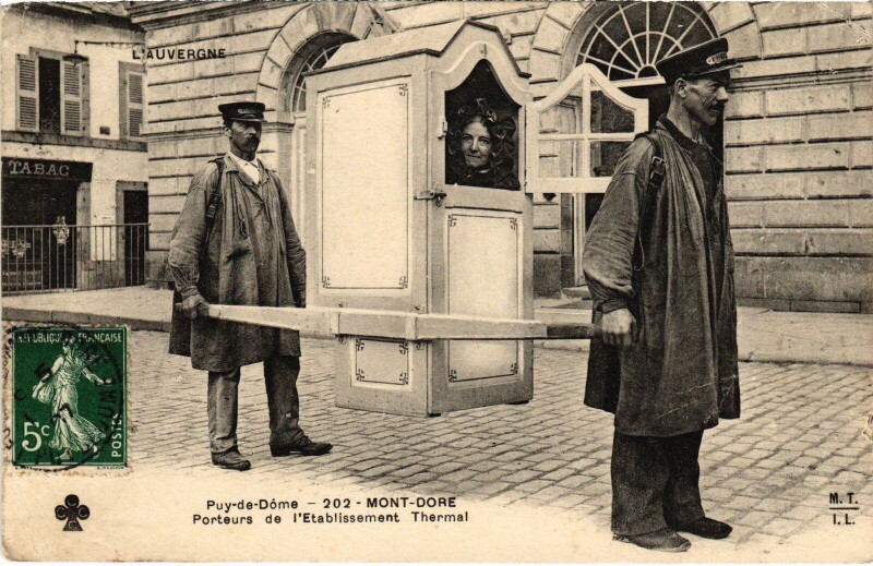 Carte postale ancienne Mont-Dore Porteurs de l'Etablissement Thermal France à Mont-Dore