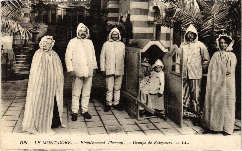 Carte postale ancienne Mont-Dore Etablissement Thermal, Groupe Baigneurs France à Mont-Dore
