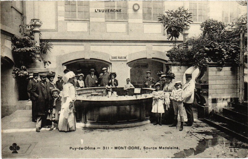 Carte postale ancienne Mont-Dore Source Madeleine France à Mont-Dore