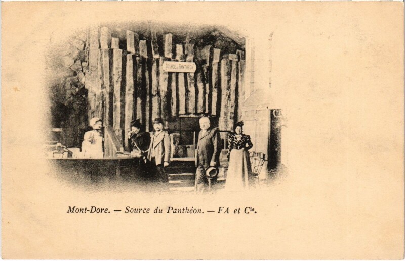 Carte postale ancienne Mont-Dore Source du Pantheon France à Mont-Dore