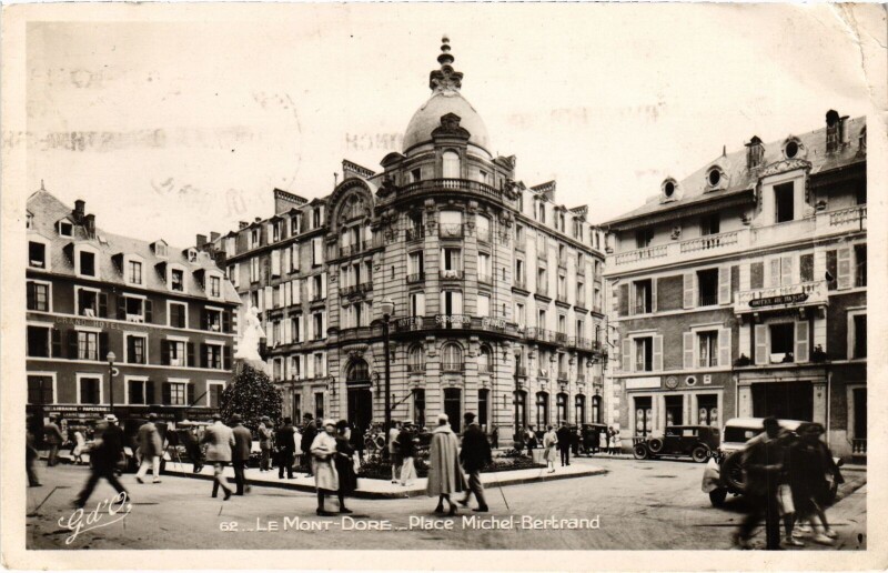 Carte postale ancienne Mont-Dore Place Michel Bertrand France à Mont-Dore
