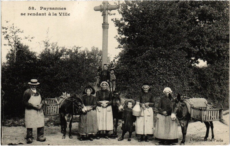 Carte postale ancienne Auvergne Paysannes se rendant a la Ville France