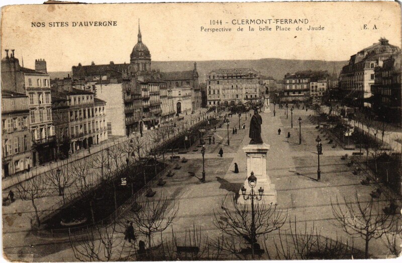 Carte postale ancienne Clermont-Ferrand Perspective de la belle Place de Jaude France à Clermont-Ferrand