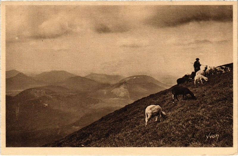Carte postale ancienne Clermont-Ferrand Les Monts Domes ou Chaine des Puys France à Clermont-Ferrand