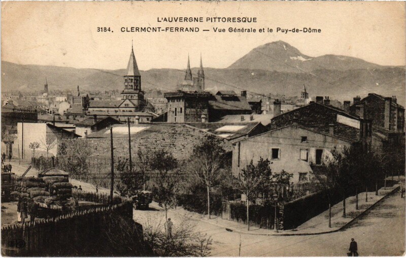 Carte postale ancienne Clermont-Ferrand Vue Generale et le Puy de Dome France à Clermont-Ferrand