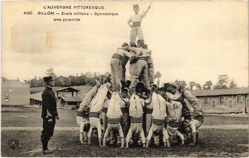 Carte postale ancienne Billom Ecole militaire, gymnastique, pyramide France à Billom