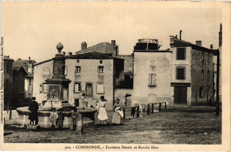 Carte postale ancienne Combronde Fontaine Desaix et marche Deat France à Combronde