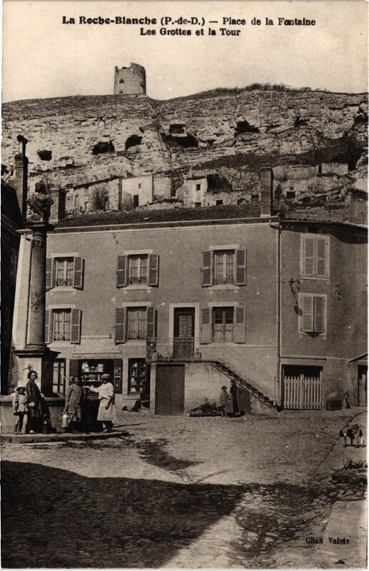 Carte postale ancienne La Roche Blanche Place de la Fontaine France à La Roche-Blanche
