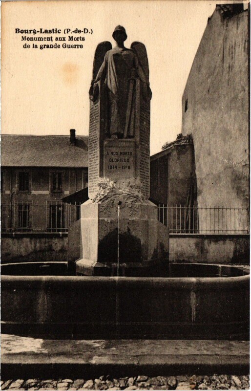 Carte postale ancienne Bourg-Lastic Monument aux Morts France à Bourg-Lastic