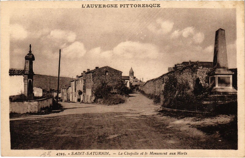 Carte postale ancienne Saint-Saturnin La Chapelle et le Monument aux Morts France à Saint-Saturnin