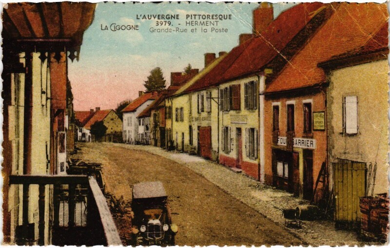 Carte postale ancienne Herment Grande Rue et la Poste France à Herment