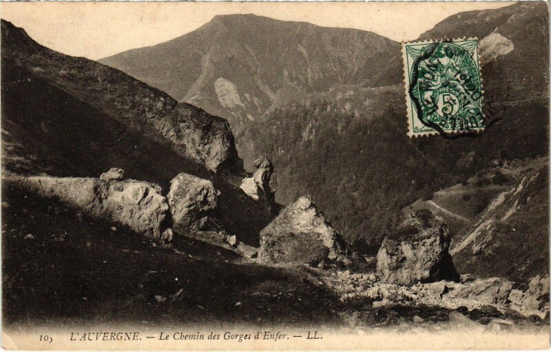 Carte postale ancienne Auvergne Le Chemin des Gorges d'Enfer France