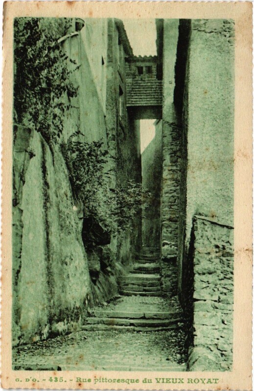 Carte postale ancienne Royat Rue pittoresque du Vieux France à Royat