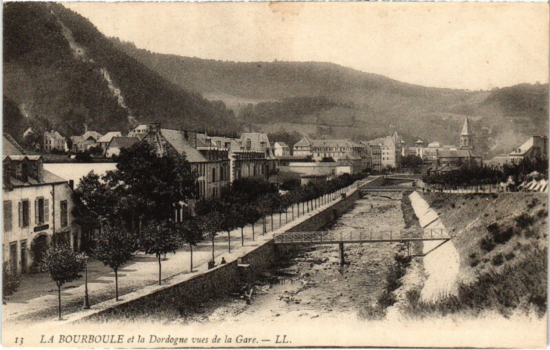 Carte postale ancienne La Bourboule et la Dordogne vues de la Gare France à La Bourboule