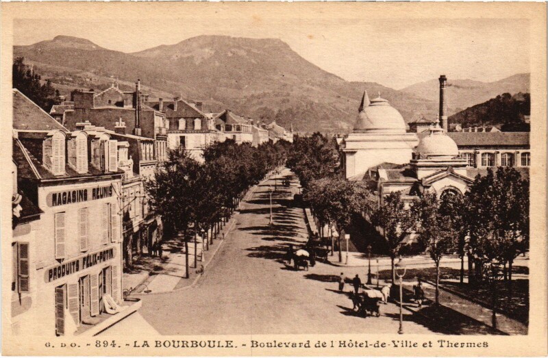 Carte postale ancienne La Bourboule Boulevard de l'Hotel de Ville et Thermes France à La Bourboule