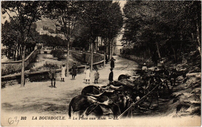 Carte postale ancienne La Bourboule La Place aux Anes France à La Bourboule