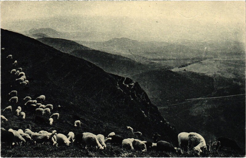 Carte postale ancienne Clermont-Ferrand Les Monts Domes ou Chaine des Puys France à Clermont-Ferrand