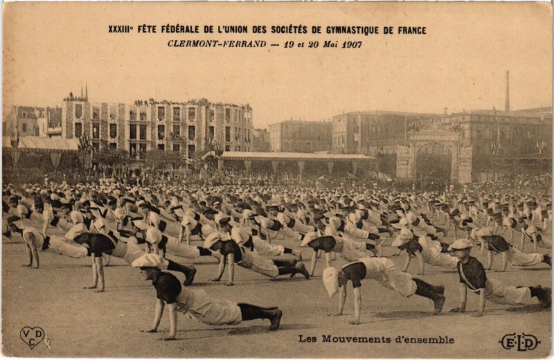 Carte postale ancienne Clermont-Ferrand Les Mouvements d'ensemble France à Clermont-Ferrand