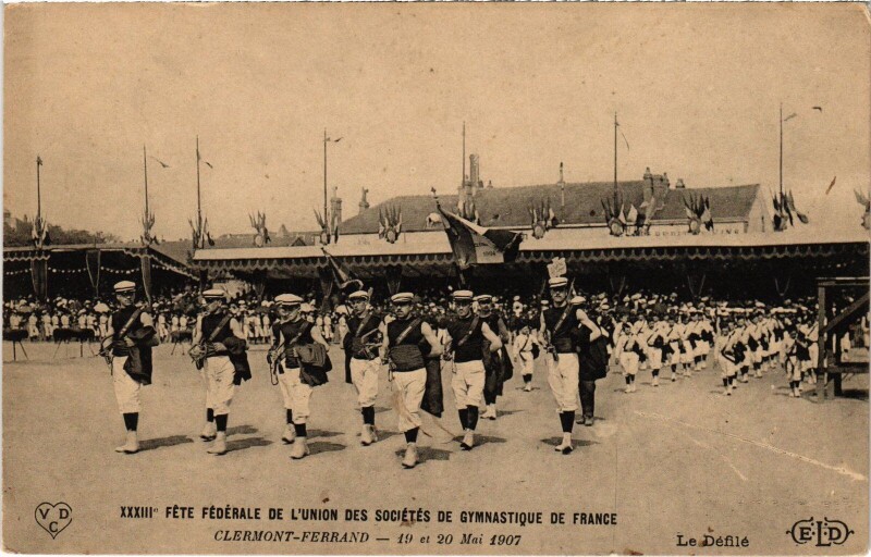 Carte postale ancienne Clermont-Ferrand Le Defile France à Clermont-Ferrand