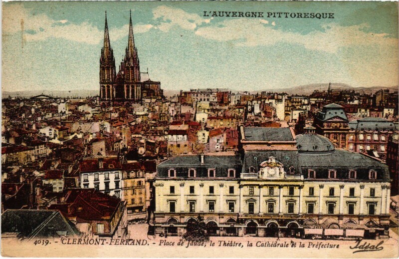 Carte postale ancienne Clermont-Ferrand Place de Jaude, le Theatre, La Cathedrale France à Clermont-Ferrand