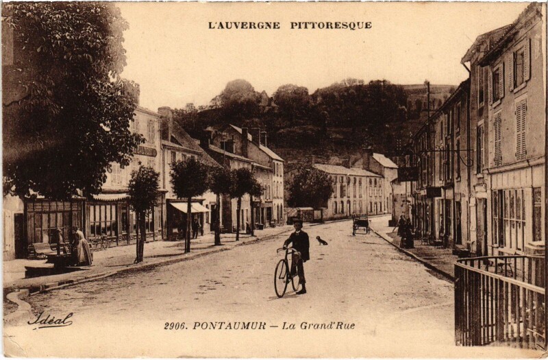 Carte postale ancienne Pontaumur La Grande Rue France à Pontaumur