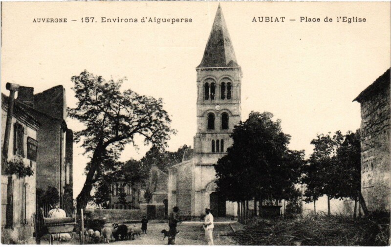 Carte postale ancienne Aubiat Place de l'Eglise France à Aubiat