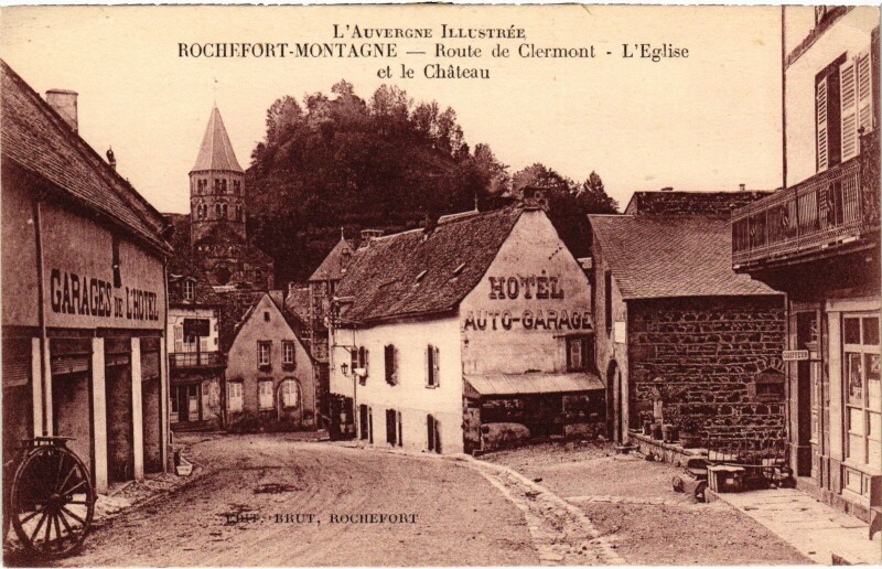 Carte postale ancienne Rochefort-Montagne L'Eglise et le Chateau France à Rochefort-Montagne