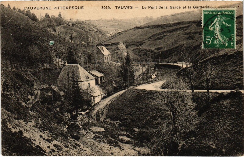 Carte postale ancienne Tauves Le Pont de la Garde et la Garderie France à Tauves