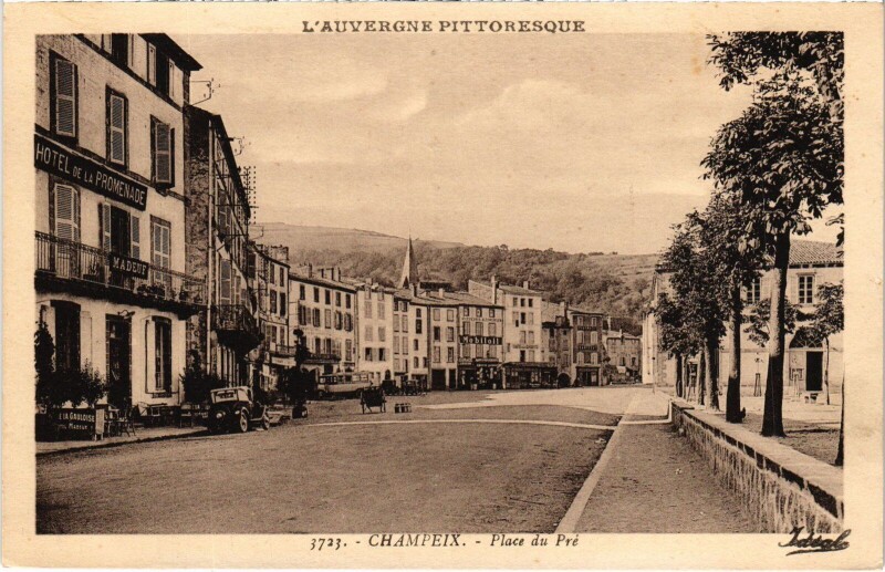 Carte postale ancienne Champeix Place du Pre France à Champeix
