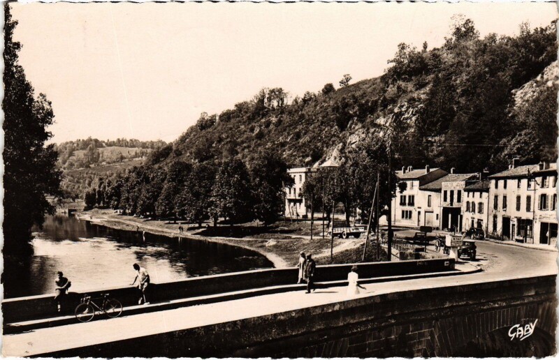 Carte postale ancienne Pontgibaud Le Pont sur la Sioule France à Pontgibaud