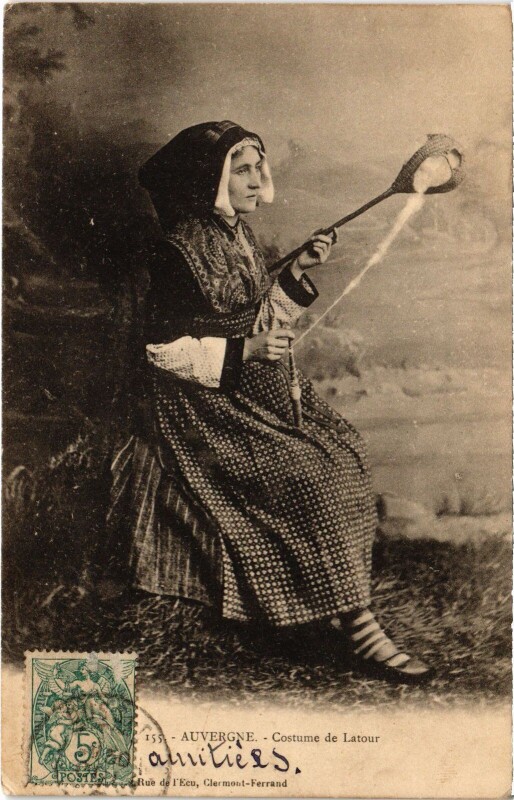 Carte postale ancienne Auvergne Costume de Latour France