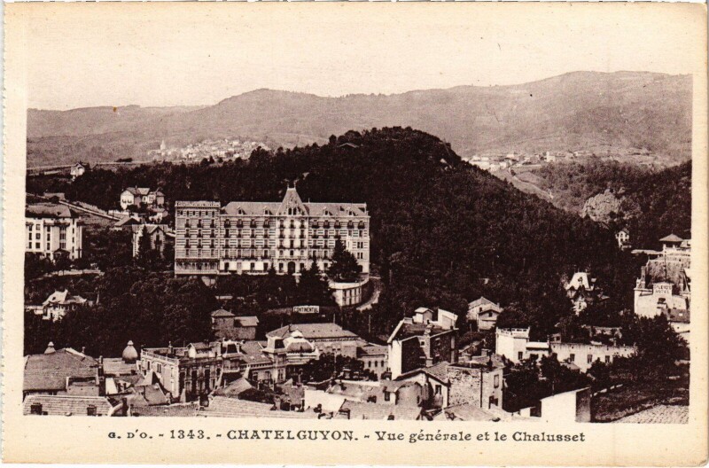 Carte postale ancienne Chatel-Guyon Vue Generale et le Chalusset France à Chalus