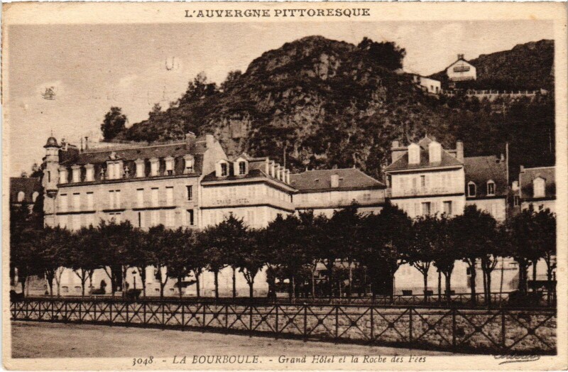 Carte postale ancienne La Bourboule Grand Hotel et la Roche des Fees France à La Bourboule