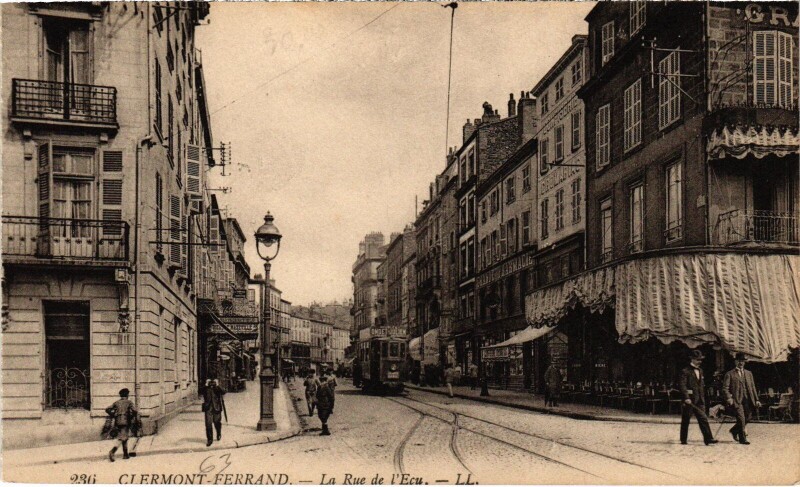 Carte postale ancienne Clermont-Ferrand La Rue de l'Ecu France à Clermont-Ferrand
