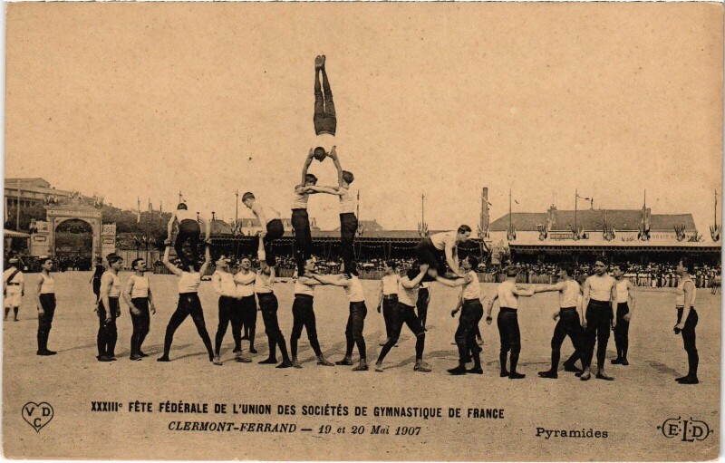 Carte postale ancienne Clermont-Ferrand Pyraamides, gymnastique France à Clermont-Ferrand