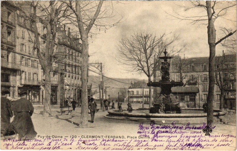 Carte postale ancienne Clermont-Ferrand Place Defile France à Clermont-Ferrand