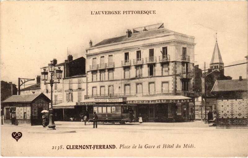 Carte postale ancienne Clermont-Ferrand Place de la Gare et Hotel du Midi France à Clermont-Ferrand