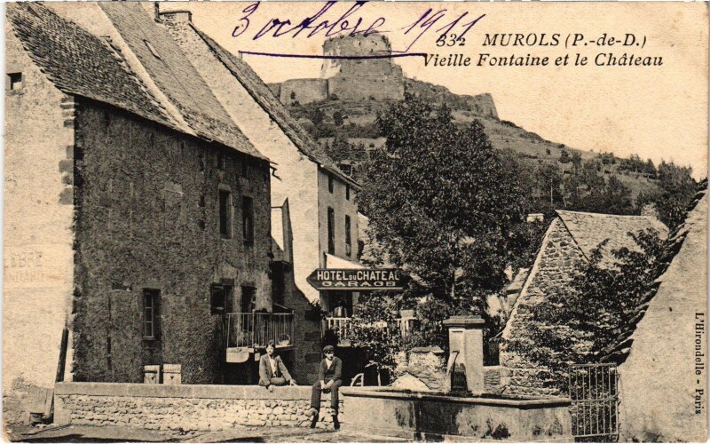 Carte postale ancienne Murols Vieille Fontaine et le Chateau France à Murol
