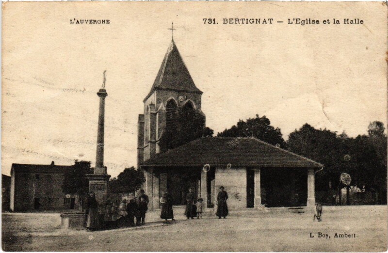 Carte postale ancienne Bertignat L'Eglise et la Halle France à Bertignat