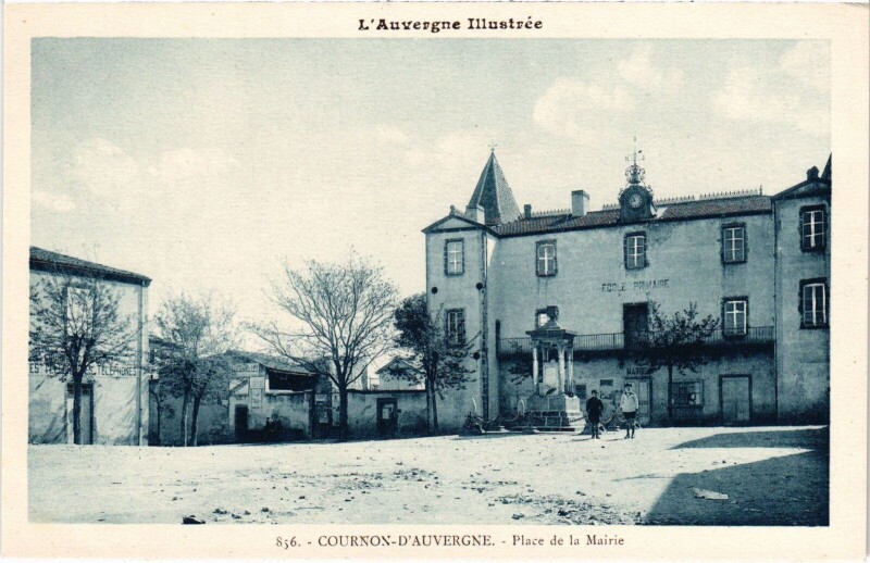 Carte postale ancienne Cournon d'Auvergne Place e la Mairie France à Cournon-d'Auvergne