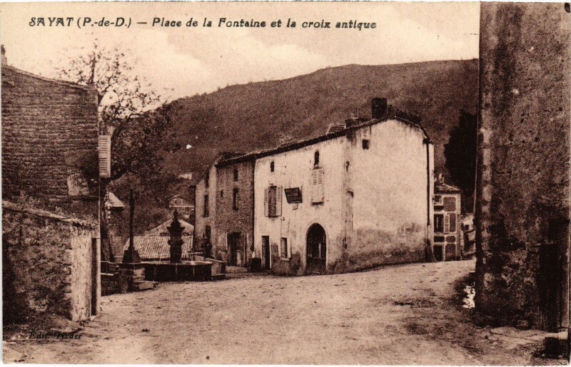 Carte postale ancienne Sayat Place de la Fontaine et la croix antique France à Sayat