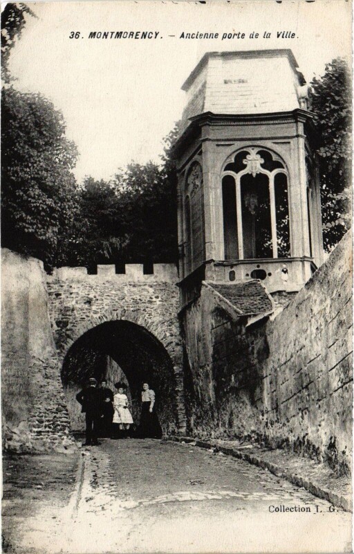 Carte postale ancienne Montmorency Ancienne porte de la Ville à Montmorency