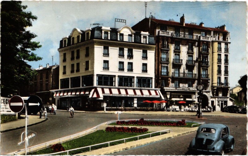 Carte postale ancienne Argenteuil Place de la Gare à Argenteuil