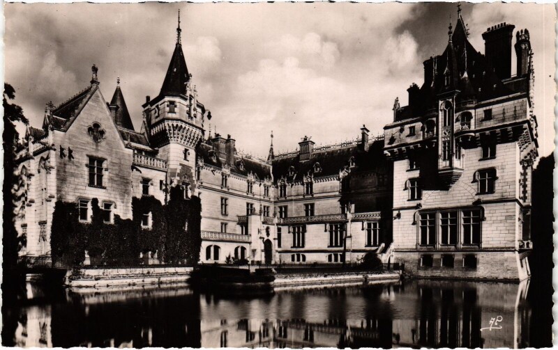 Carte postale ancienne Vigny Le Chateau et les Douves vus du Parc à Vigny
