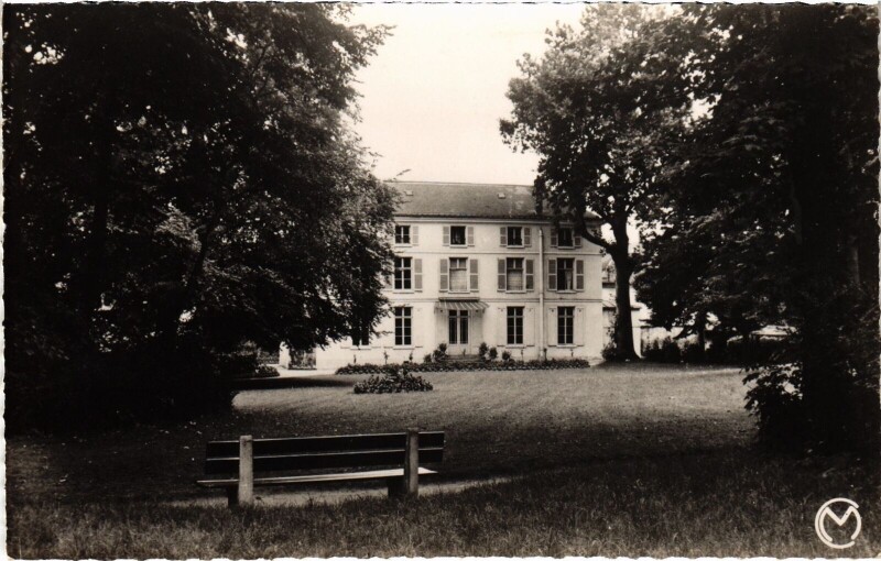 Carte postale ancienne Beaumont le parc de l'Hotel de Ville