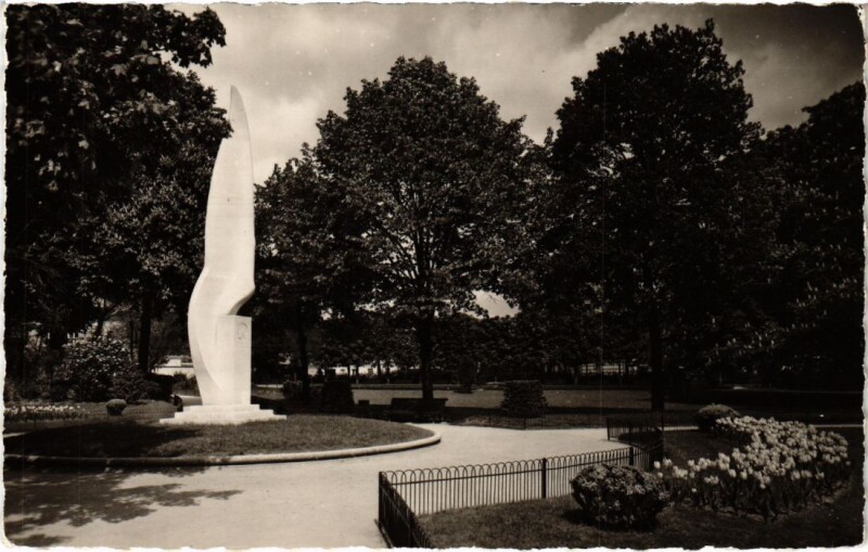 Carte postale ancienne Levallois-Perret Le Monument Dedie a Maryse Bastie à Levallois-Perret