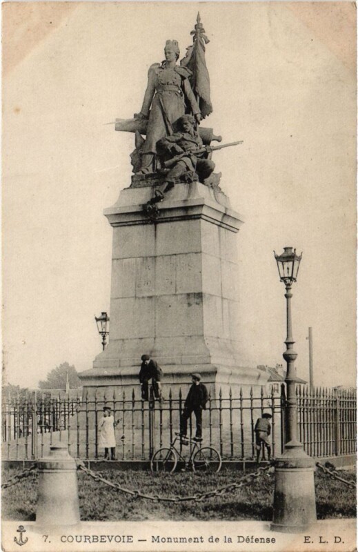 Carte postale ancienne Courbevoie Monument de la Defense à Courbevoie