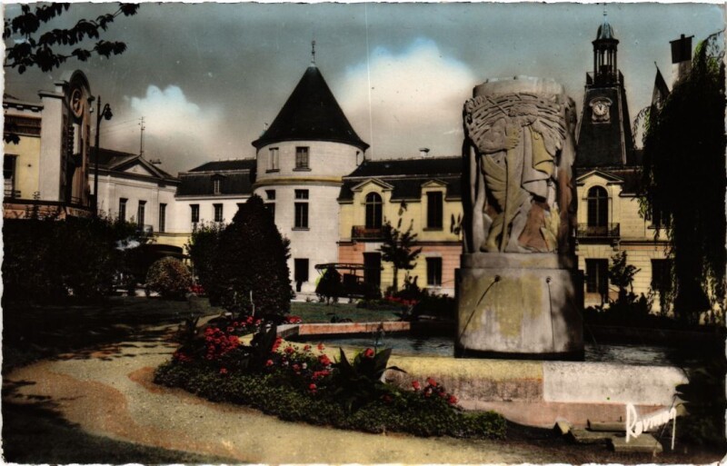 Carte postale ancienne Clamart La Marie et la Fontaine dans le Square à Clamart