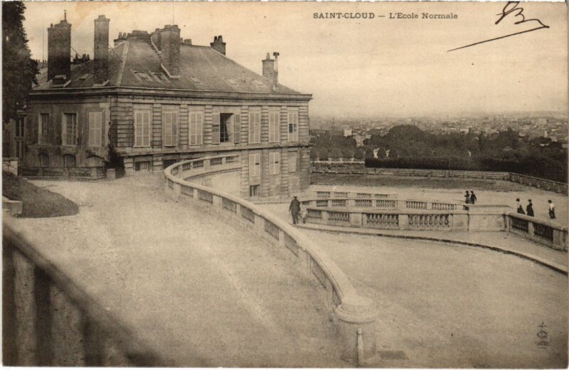 Carte postale ancienne Saint-Cloud L'Ecole Normale à Saint-Cloud